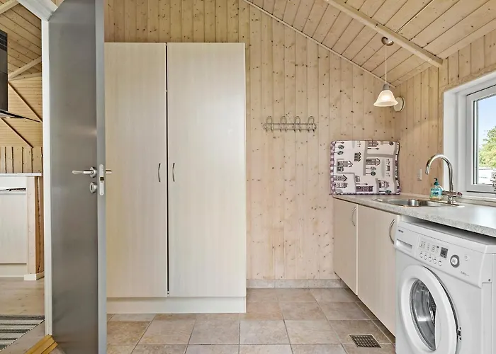 3 Bedroom Cozy In Dom wakacyjny Højslev